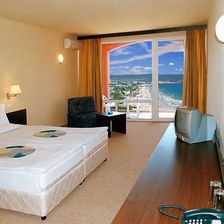 Carina Apartahotel 3*